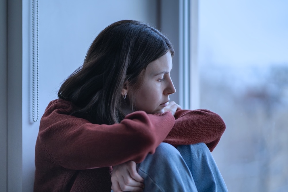 Teen female experiencing teen trauma signs and symptoms